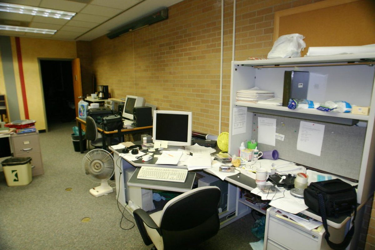 Jobs Report (NFP) Kalshi Markets: How to Trade Payrolls - office workers desks computers (photo 2)