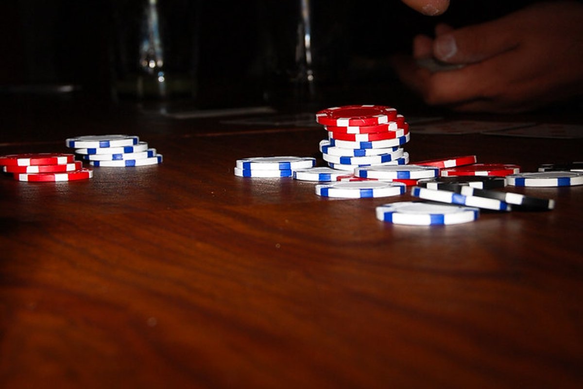 Kalshi vs Manifold Markets: Real Money vs Play Money - poker chips cash table (photo 1)