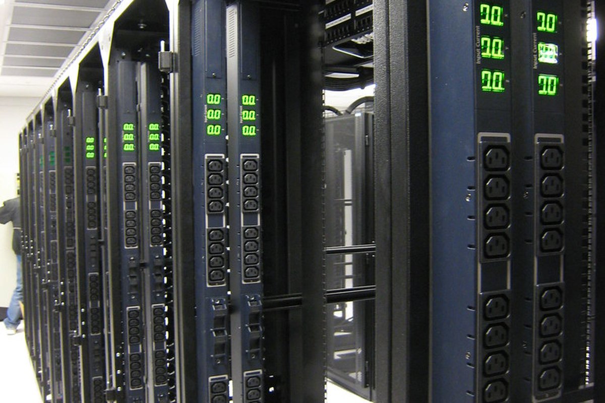When Will Anthropic Restore Fable 5 Access for US Customers: How the Kalshi Market Is Pric - data center server rack (photo 2)